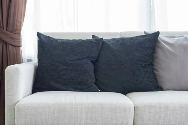 Almohadas negras en sofá blanco en la sala de estar moderna —  Fotos de Stock