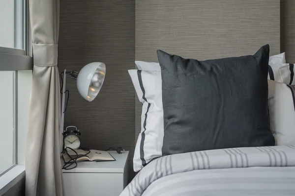 Almohada negra en la cama moderna en el dormitorio —  Fotos de Stock