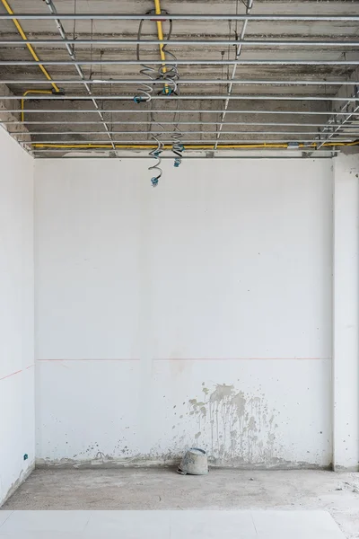 天井と壁の電気システムは絵画の準備します。 — ストック写真