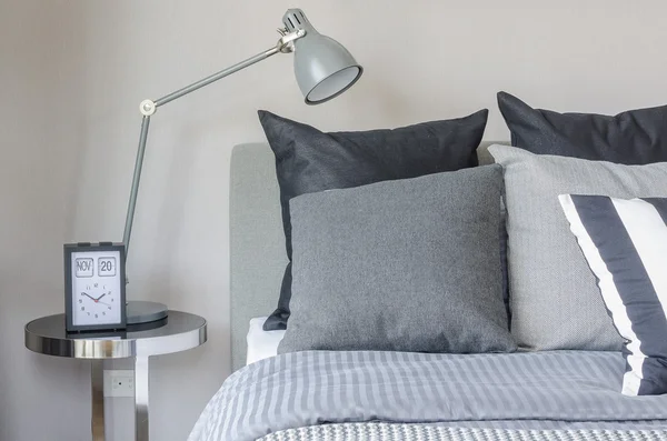 寝室のサイド テーブルの上の目覚まし時計でモダンなグレー ランプ — ストック写真