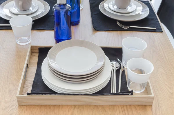 Tabel instellen op houten tafel in de eetkamer — Stockfoto