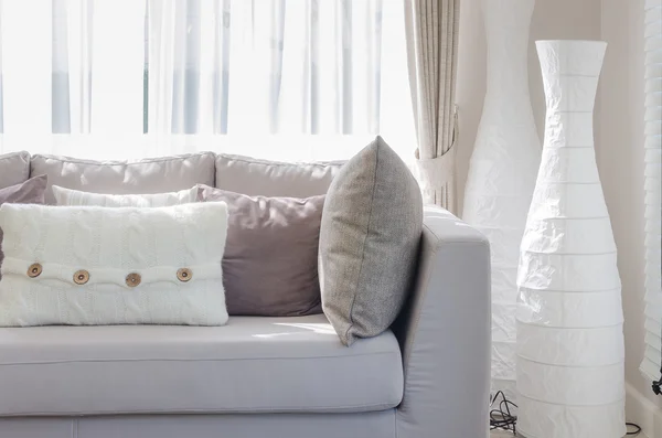 Moderní styl, obývací pokoj s pohovkou a polštáře — Stock fotografie
