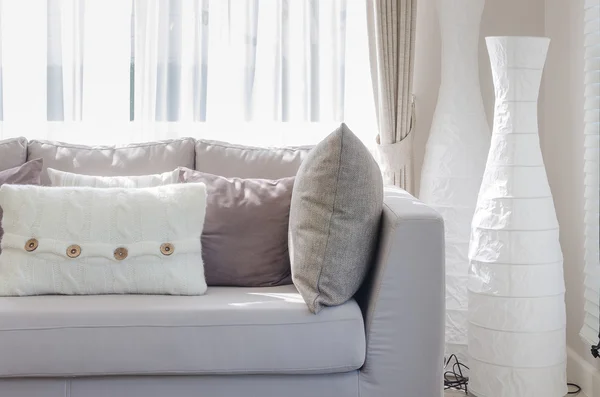 Salón de estilo moderno con sofá y almohadas — Foto de Stock