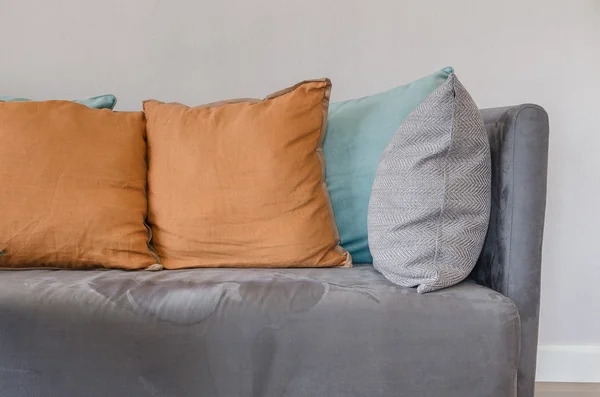 Almohada de color naranja en sofá gris en la sala de estar —  Fotos de Stock