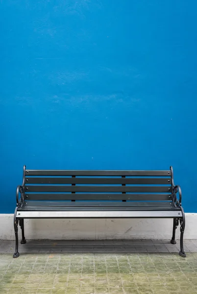 Schwarze Holzbank mit blauem Wal — Stockfoto