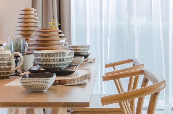 Träbord och stol i moderna matsal — Stockfoto