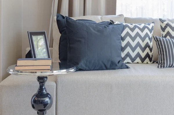 Черный круглый стол в классическом стиле с подушками и диваном — стоковое фото