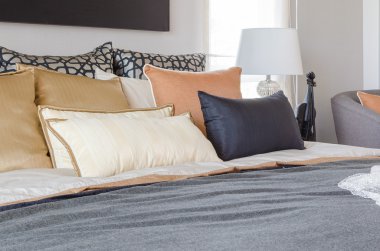 Yatak odasında beyaz lamba ile lüks yatak yastık