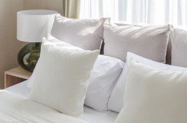 modern yatak odası yatakta üzerinde beyaz yastıklar