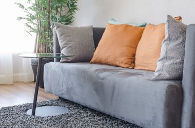 Turuncu yastık ve yuvarlak Siyah Masası ile modern gri kanepe