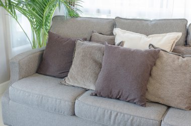 Modern gri kanepe yastık ile