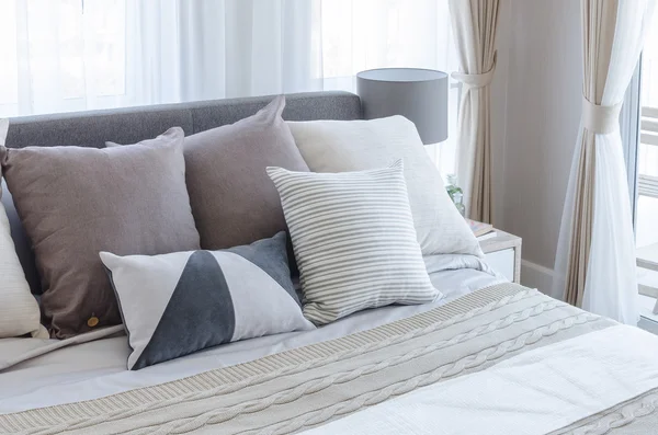 Dormitorio moderno con almohadas en la cama — Foto de Stock