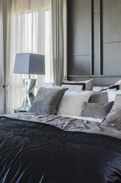 Donkere kleur regeling moderne slaapkamer ontwerp — Stockfoto