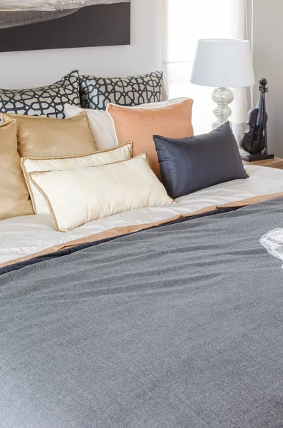 Almohadas en la cama de lujo con lámpara blanca en el dormitorio —  Fotos de Stock
