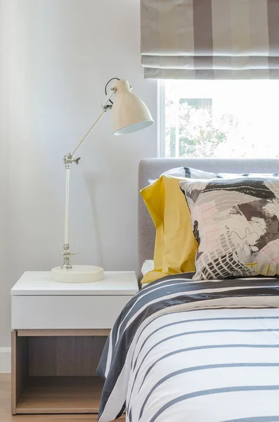 Beyaz ahşap masa tarafında beyaz lamba ile modern yatak odası — Stok fotoğraf