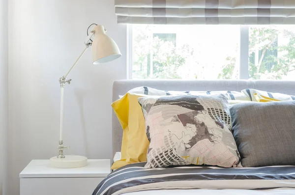 Современная спальня с белой лампой на белом деревянном столе — стоковое фото
