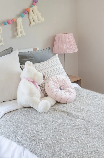 Quarto de criança com almofadas e bonecas na cama — Fotografia de Stock