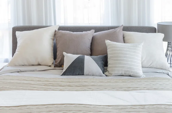 Almohadas en cama moderna en dormitorio moderno —  Fotos de Stock