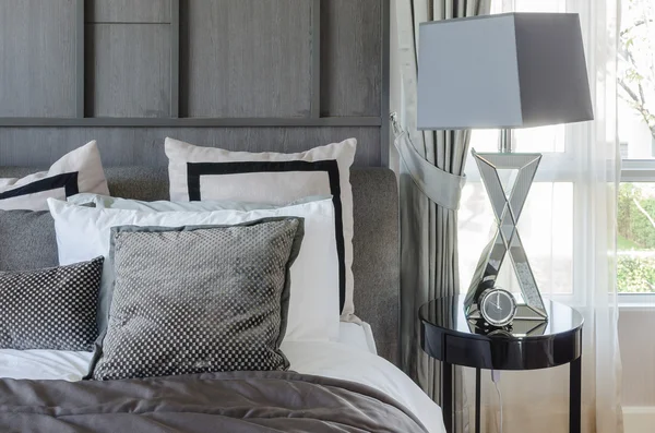 Modernes Schlafzimmerdesign in Schwarz-Weiß-Farbgebung mit moderner Ausstattung — Stockfoto