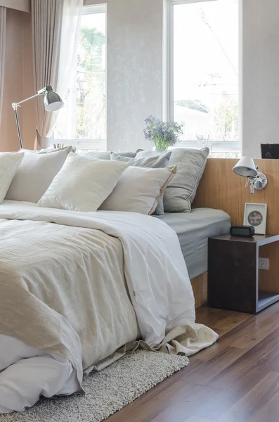 Almohadas de color tierra tono en dormitorio de lujo — Foto de Stock