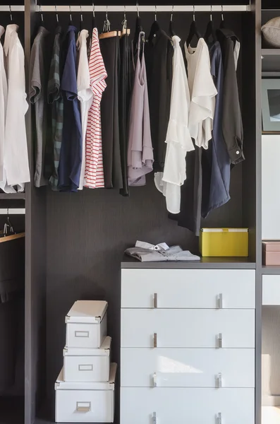 Esquema de cores escuras moderno andar no design do armário — Fotografia de Stock