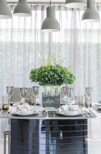 Tabela z szkło wazon kwiatów — Zdjęcie stockowe