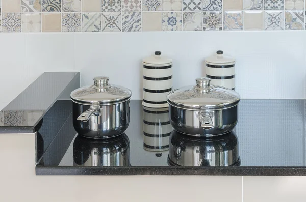 Conjunto de pote inoxidável no contador de granito preto na sala de cozinha — Fotografia de Stock