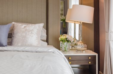 Klasik lambayla beyaz: aranjman çiçek tablo tarafında olmak