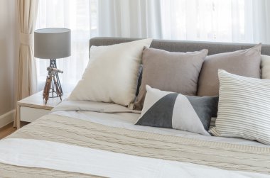 yatakta yastık ile modern yatak odası