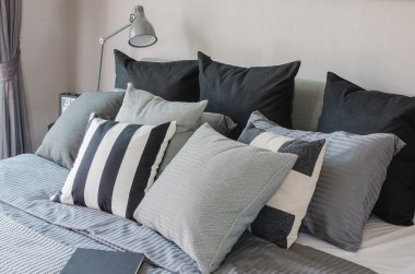 koyu renk tonu yastık ile modern yatak odası
