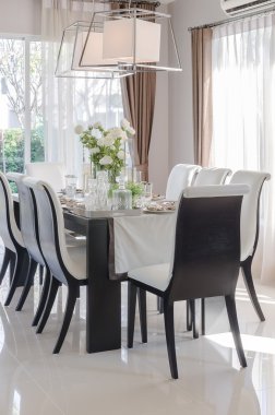 siyah ahşap masa ve sandalye ile modern yemek odası