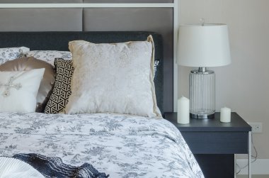 koyu kahverengi ahşap masa cam lamba lüks yatak odası