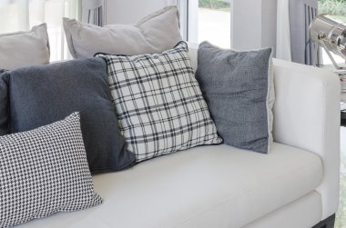 modern oturma odasında beyaz modern kanepe