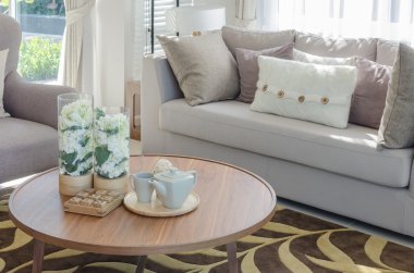 Cam Aranjman bitki ve çay bardağı ahşap yuvarlak masa ayarla