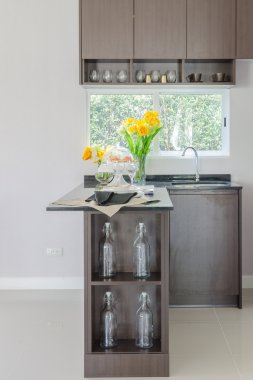 siyah vazo bitki ve modern lavabo ile kiler sayacında