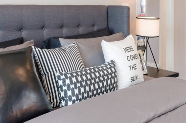 lamba ile modern yatak üzerinde siyah beyaz yastıklar