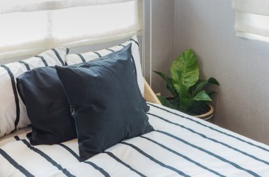 üretim tesisi ile siyah beyaz yatak üzerinde siyah yastık