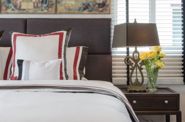 Klasik beyaz yatak yastık ve klasik lamba tarzı tablo s