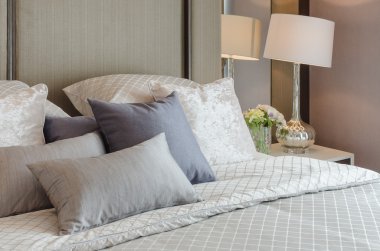 cam vazoda çiçek tablo tarafında ile beyaz klasik lamba