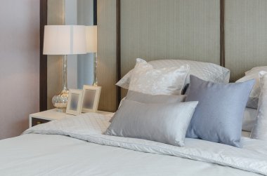 cam vazoda çiçek tablo tarafında ile beyaz klasik lamba