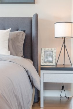 resim çerçevesi tablo tarafında lambalı