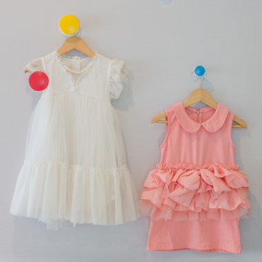 asılı beyaz ve pembe kızın elbise