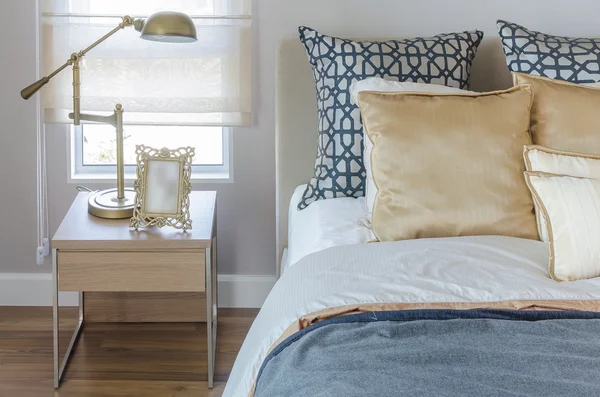 Estilo de marco de bronce clásico en el lado de la mesa de madera con bro — Foto de Stock