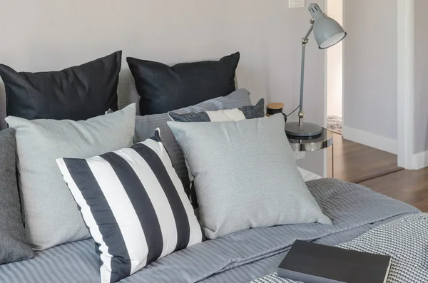 Moderna lámpara gris con despertador en la mesa auxiliar en el dormitorio —  Fotos de Stock
