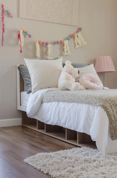 Sypialnia dla dzieci z poduszki i lalki na łóżku — Zdjęcie stockowe
