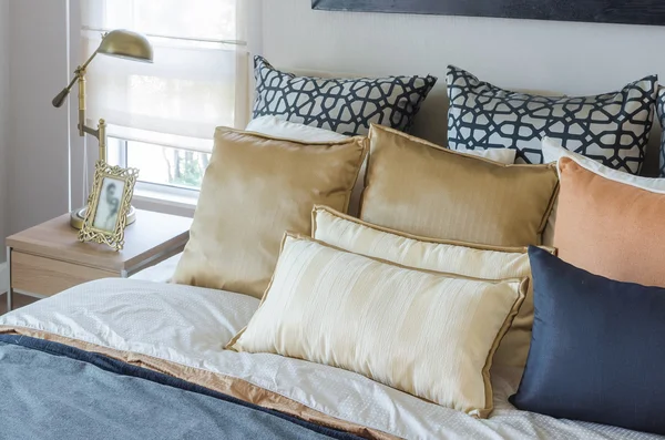 Kuddar på lyx säng med vit lampa i sovrummet — Stockfoto