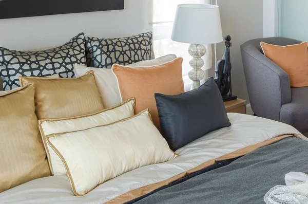 Almohadas en la cama de lujo con lámpara blanca en el dormitorio — Foto de Stock