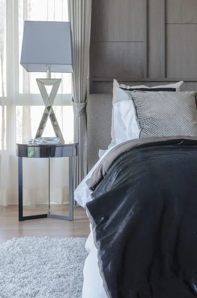 베개로 어두운 색 구성표 현대적인 침실 디자인 — 스톡 사진