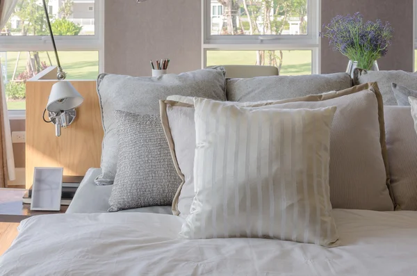 Dormitorio moderno con cama de madera y almohadas —  Fotos de Stock