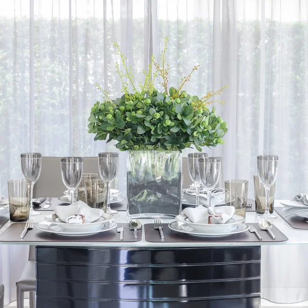 Stůl s skleněná váza květ — Stock fotografie